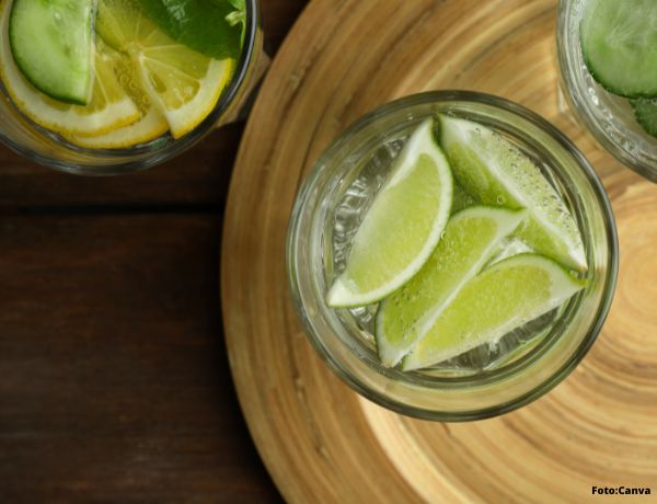 Foto de vaso de agua con limón en su interior