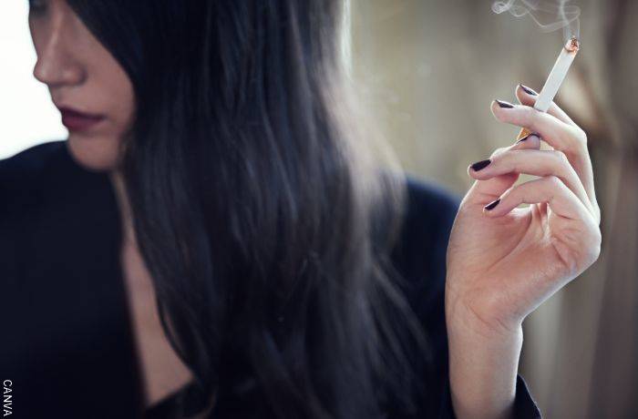 Foto de mujer fumando