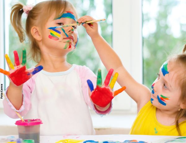 Foto de niños pintando con témperas