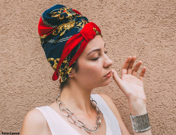 Foto de mujer luciendo un turbante sobre su cabeza