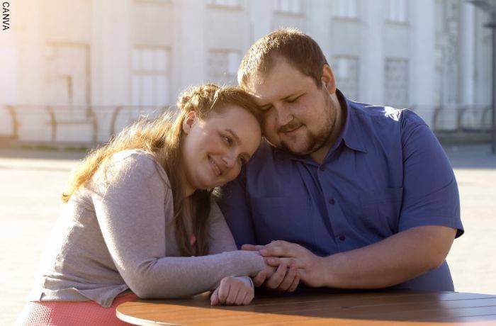 Foto de una pareja con sobrepeso
