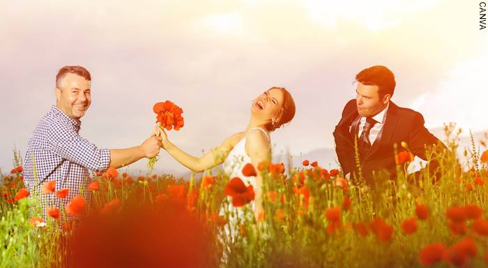 Foto de un hombre celoso porque otro hombre le da flores a su pareja