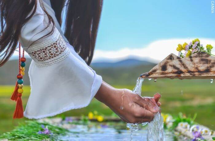Foto de una mujer con agua en las manos