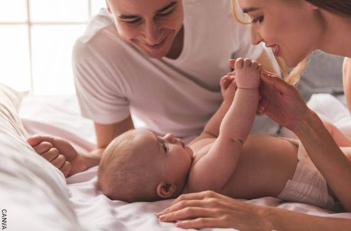 Foto de una pareja con un bebé