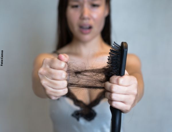 Foto de mujer con un cepillo y cabellos en la mano