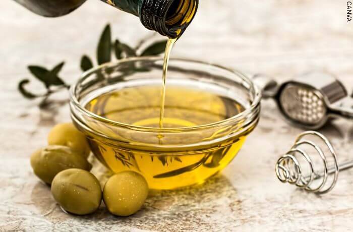 Foto de aceite de oliva en un cuenco