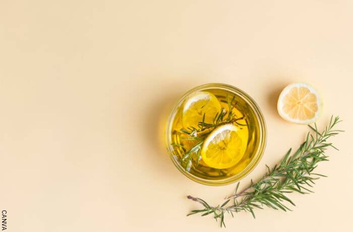 Foto de aceite de oliva y limón en un cuenco para tratamiento para uñas quebradizas y escamadas