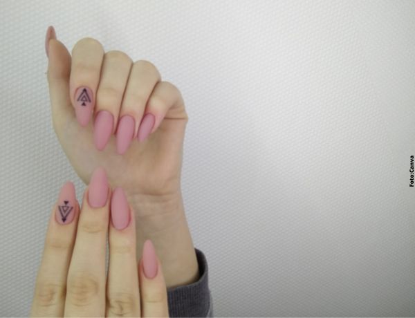 Foto: manos con uñas pintadas de color neón salmón