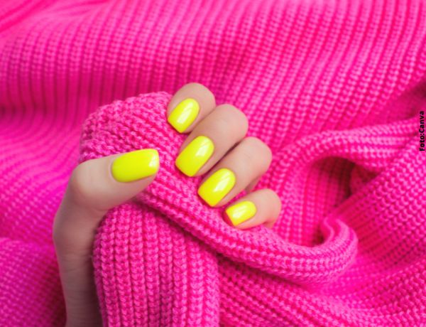 Foto de manos con manicura sencilla amarilla fluorescente