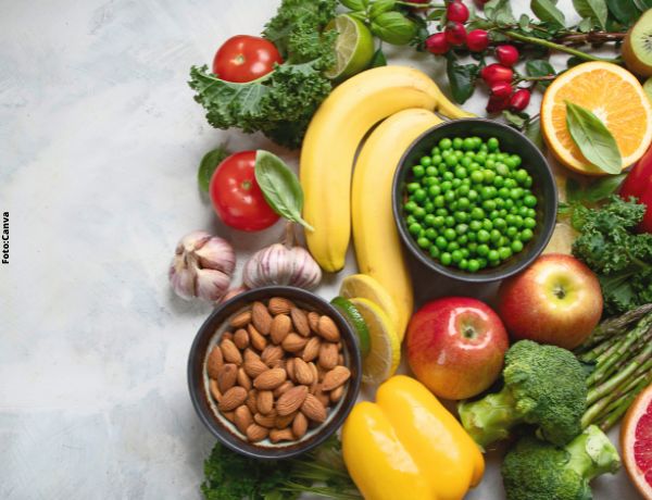 Foto de plato de verduras u frutas de vitamina c
