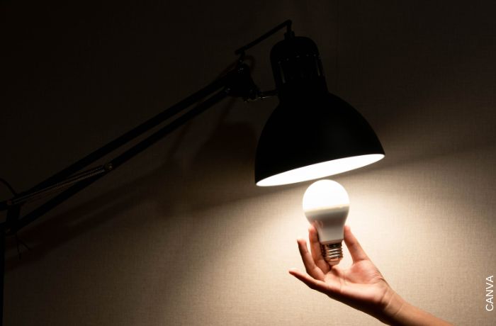 Foto de un cambio de bombilla en una lámpara