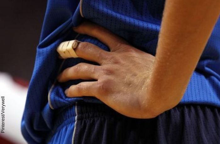 Foto de una mano con un dedo lesionado