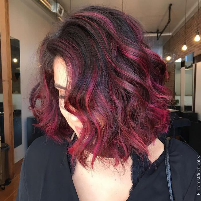 Foto de una mujer con el cabello rojo violeta