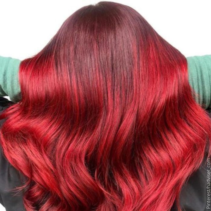 Foto de una mujer con el cabello rojo cereza