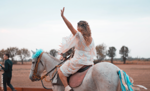 Caballo "robó" a quinceañera de su fiesta y causó furor en redes