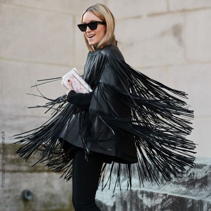 Foto de mujer con chaqueta de cuero negra con flecos