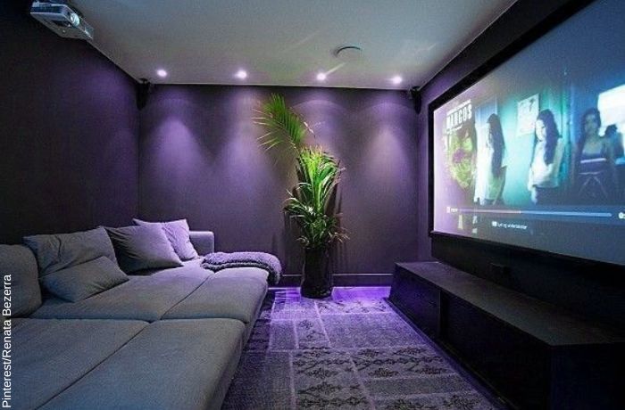 Foto de un cine en casa con luces moradas