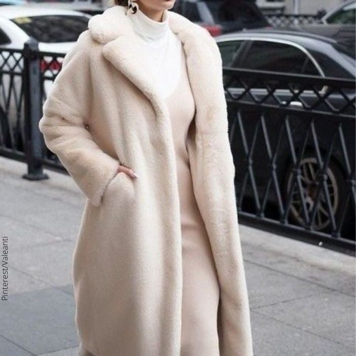 Foto de una mujer con un abrigo color marfil