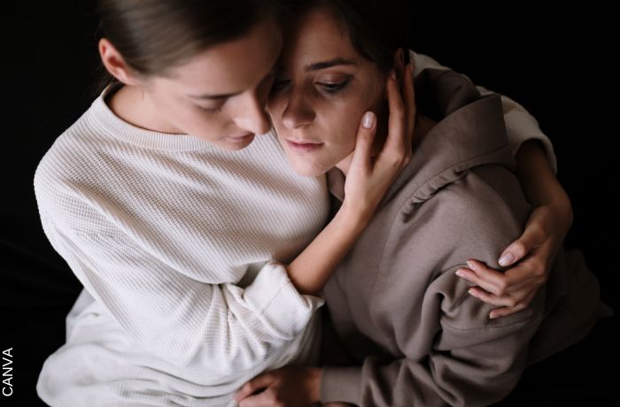 Foto de una mujer abrazando a otra mujer triste