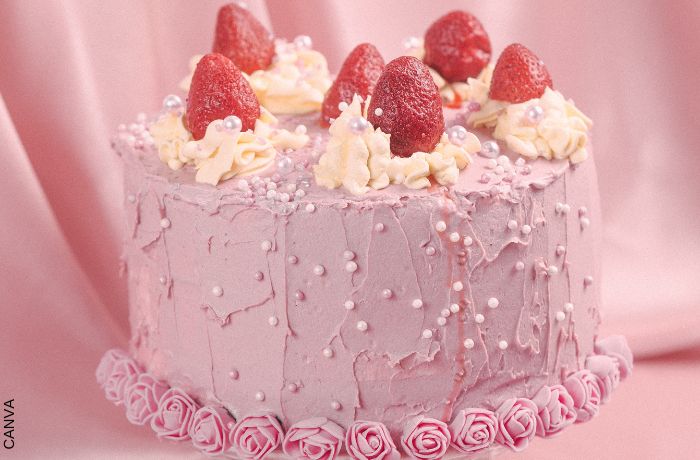 Foto de un pastel rosado de cumpleaños
