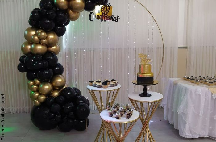 Foto de una decoración negra y dorada de cumpleaños