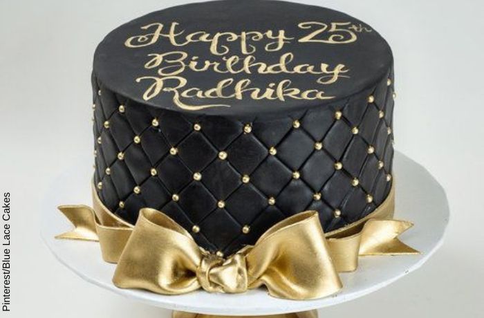 Foto de pastel de cumpleaños negro y dorado
