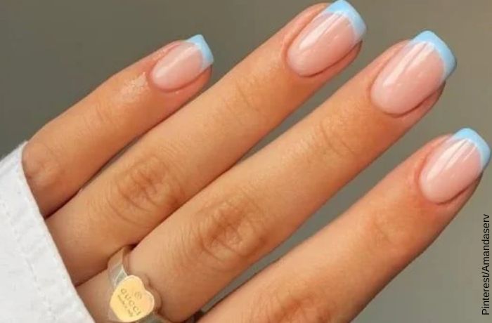 Foto de uñas con las puntas pintadas de azul