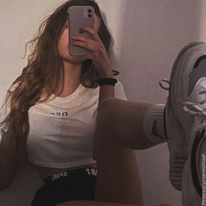 Foto de una mujer frente al espejo