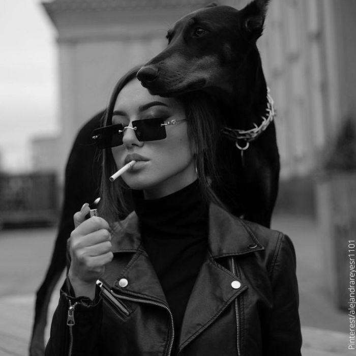 Foto a blanco y negro de una mujer con un perro