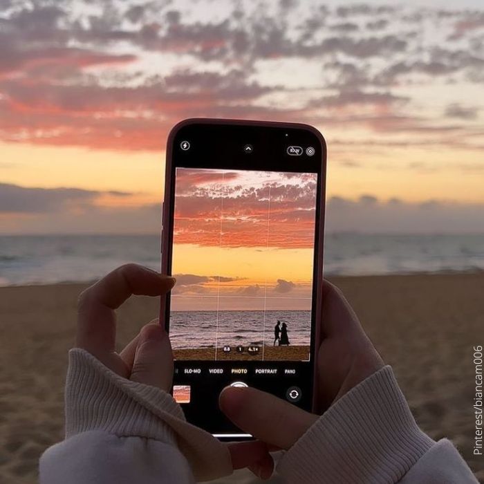 Foto de un atardecer en la playa en un celular