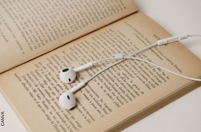 Foto de unos audífonos sobre un libro