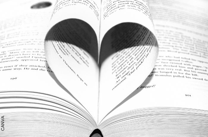 Foto de unas hojas de libro formando un corazón