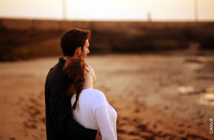 Foto de una pareja viendo el horizonte
