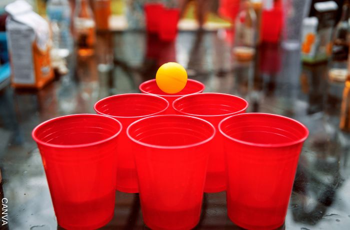 Foto de unos vasos rojos con una pelota de ping pong