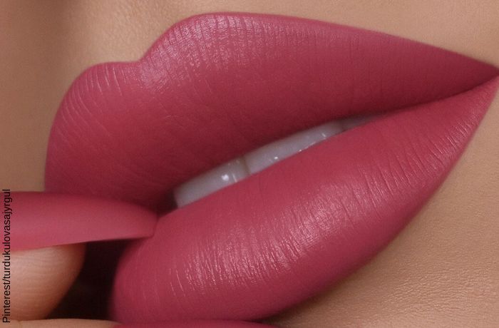 Foto de unos labios color rosa oscuro