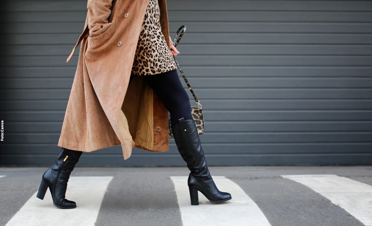 Foto de mujer luciendo botas negras largas