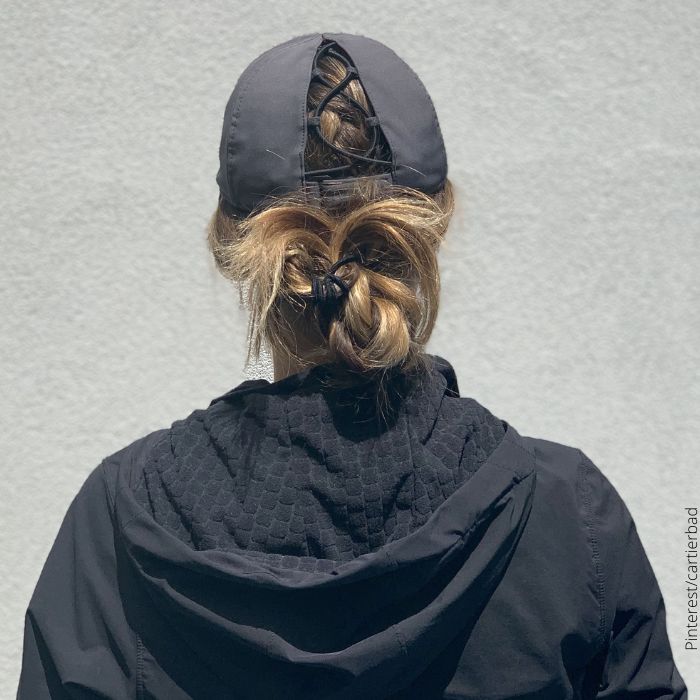 Foto de una mujer de espaldas con gorra