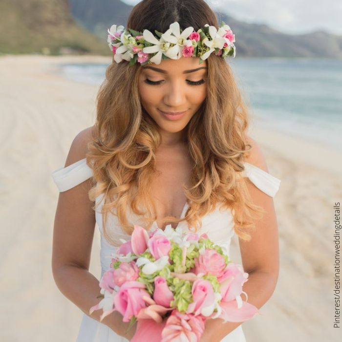 Foto de mujer en la playa con flores en la cabeza