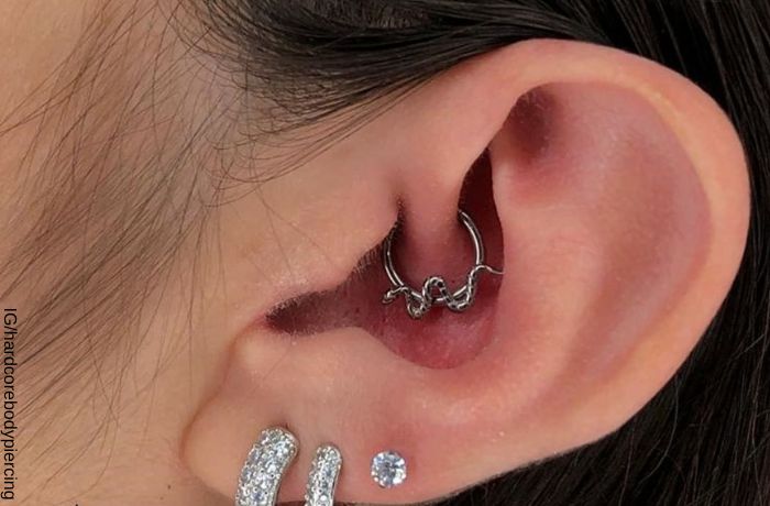 Foto de una oreja con piercings