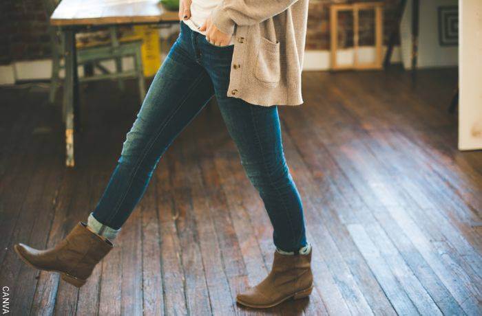 Foto de piernas de mujer usando jeans