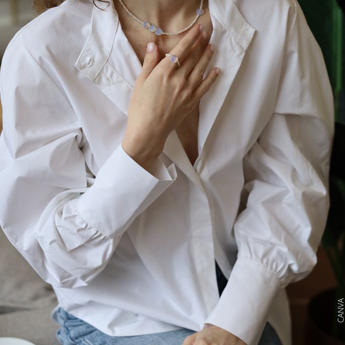 Foto de mujer con camisa oversize