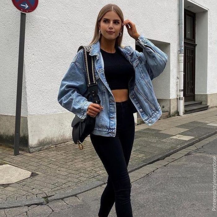 Foto de mujer con chaqueta de jean oversize