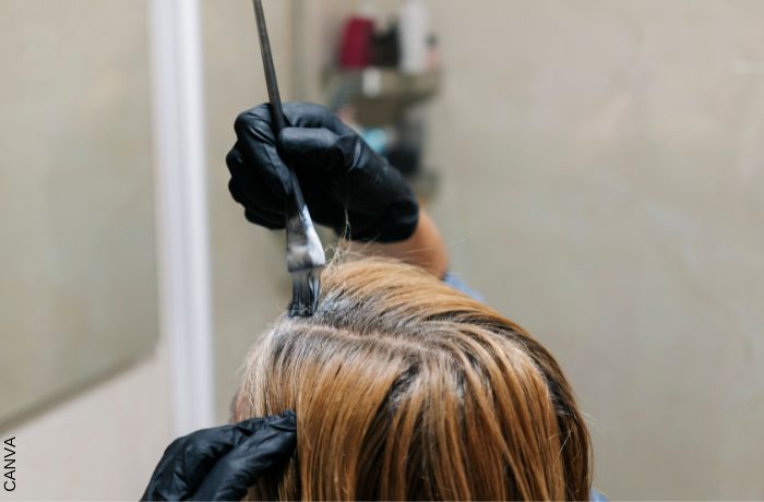 Foto de una mujer tinturándose el cabello