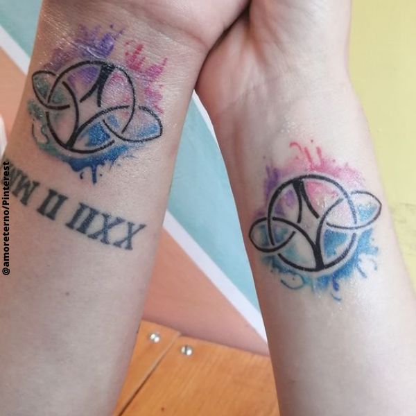 Foto de manos tatuadas con símbolo celta