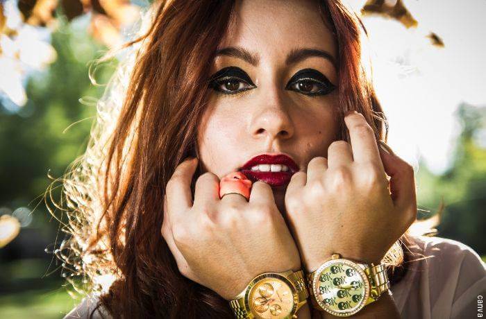 Foto de mujer con relojes de oro