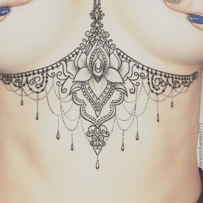 Foto de tatuaje de mándala en el pecho de mujer