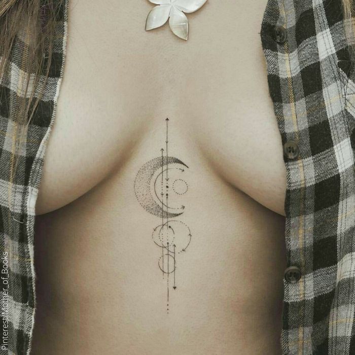 Foto de un tatuaje de luna llena en el pecho de una mujer