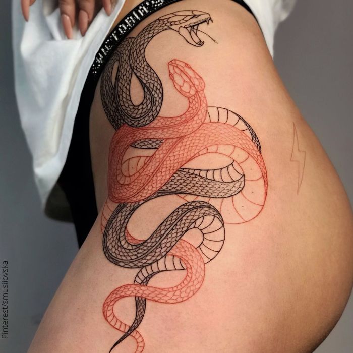 Foto de un tatuaje de serpiente en la cadera