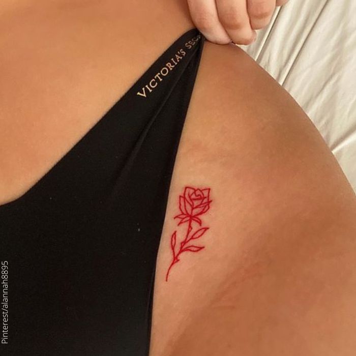 Foto de tatuaje de rosa en la cadera
