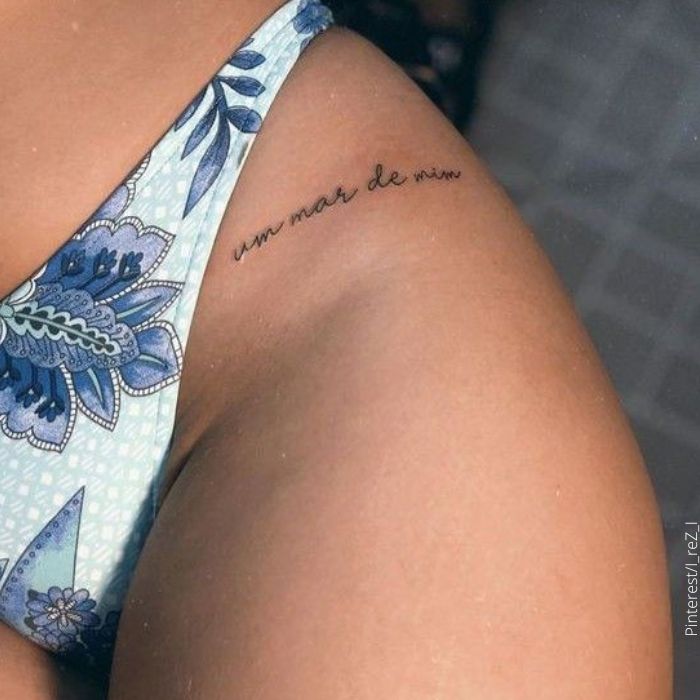 Foto de tatuaje de frase en la cadera